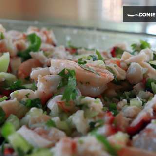 ceviche de pescado, pulpo y camaron, comiendo rico