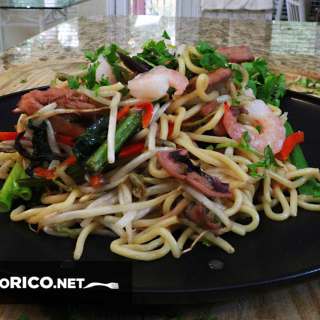 pasta china a la cacerola, comiendo rico
