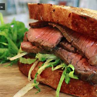 steak sandich, comiendo rico