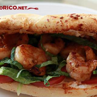 sandwich de camaron, po boy, comiendo rico